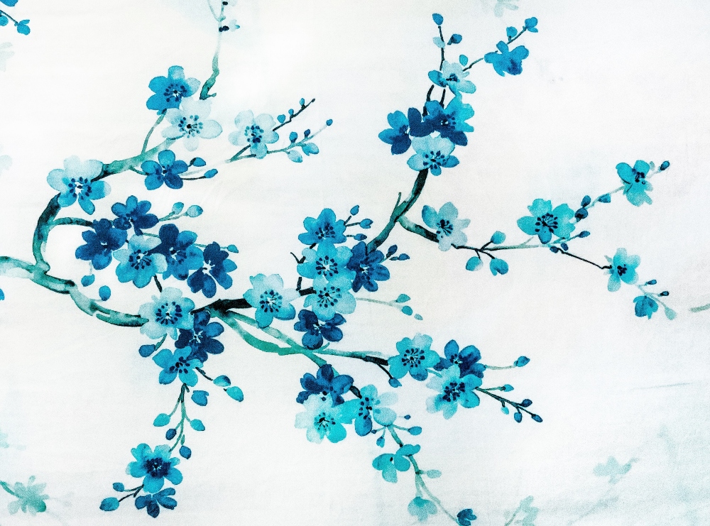 Flores azules con agua micelar