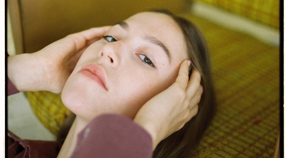 Modelo con agua micelar 