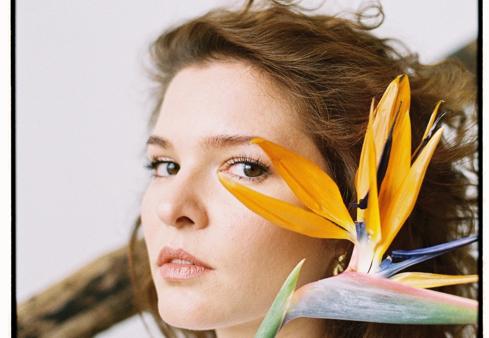 Modelo posando con agua micelar Garnier