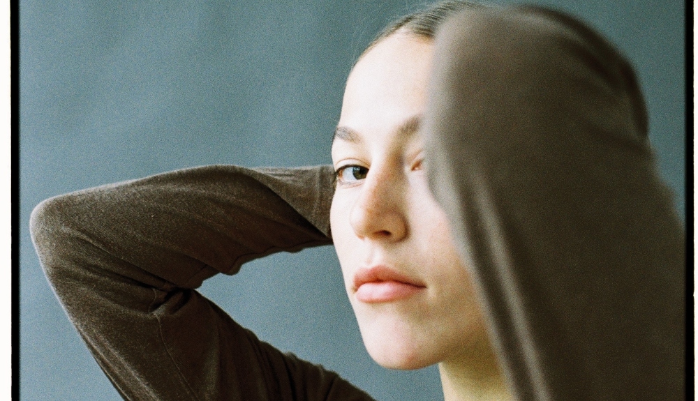 Mujer posando con agua micelar Garnier