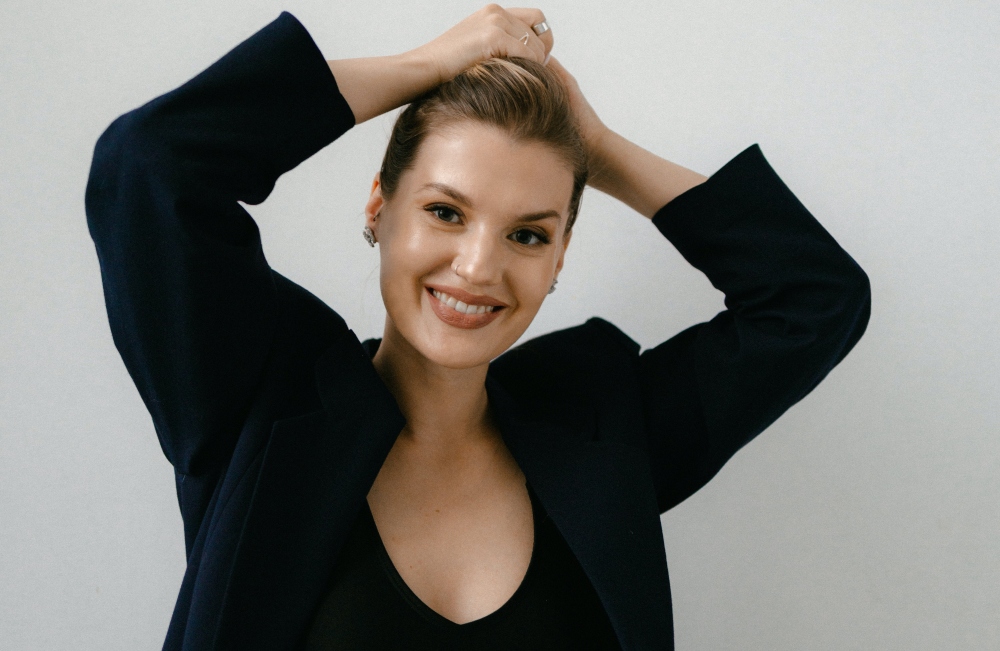 Mujer sonriendo con agua micelar